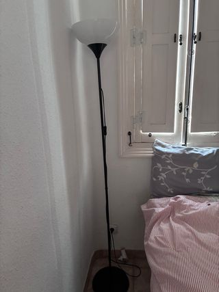 Lámpara de pie IKEA Negra y Blanca