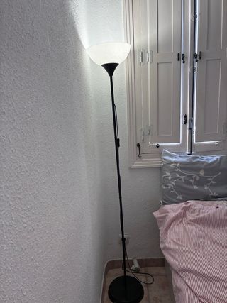 Lámpara de pie IKEA Negra y Blanca