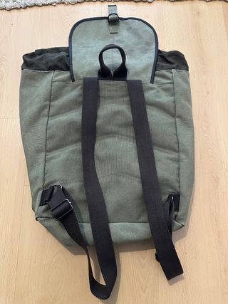 Mochila Pull&Bear caqui con bolsillos