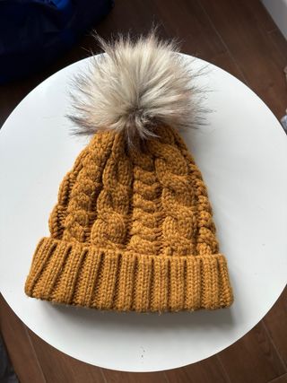 Gorro Mostaza de Punto con Pompón (New Look)