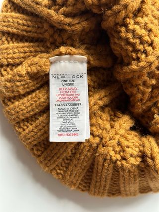 Gorro Mostaza de Punto con Pompón (New Look)