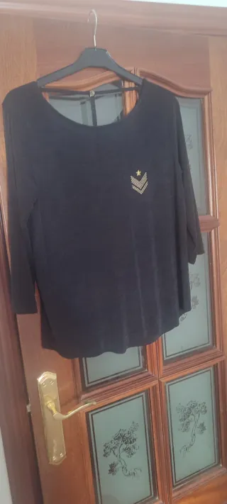 Camiseta negra con detalle de estrella a estrenar