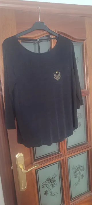 Camiseta negra con detalle de estrella a estrenar