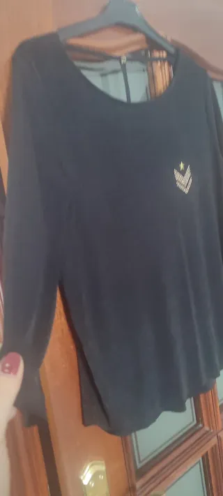 Camiseta negra con detalle de estrella a estrenar