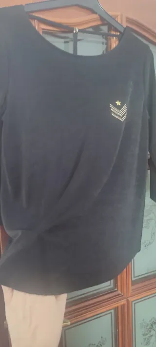 Camiseta negra con detalle de estrella a estrenar