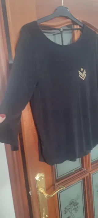 Camiseta negra con detalle de estrella a estrenar