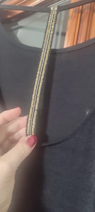 Camiseta negra con detalle de estrella a estrenar