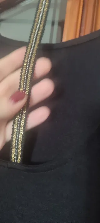 Camiseta negra con detalle de estrella a estrenar