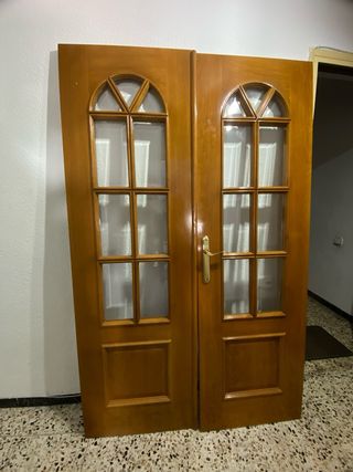 Puerta de madera con cristal  50€ cada una ￼
