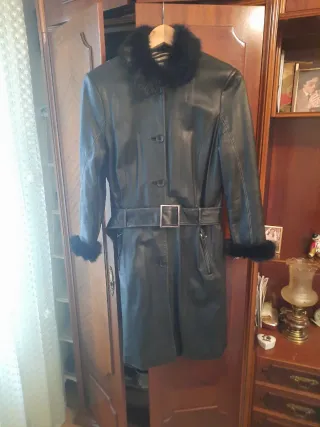 Abrigo de piel negro con cinturón