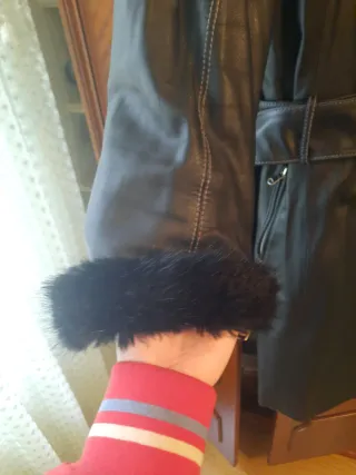 Abrigo de piel negro con cinturón