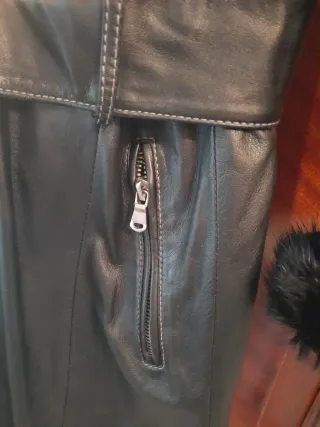 Abrigo de piel negro con cinturón