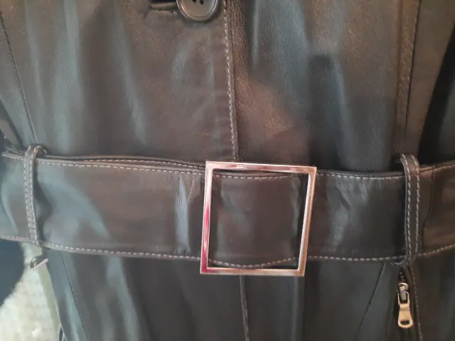 Abrigo de piel negro con cinturón