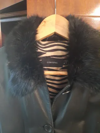 Abrigo de piel negro con cinturón