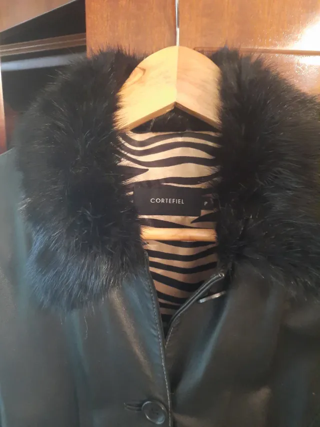 Abrigo de piel negro con cinturón