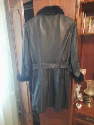 Abrigo de piel negro con cinturón