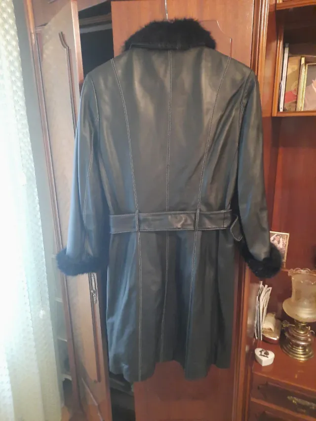 Abrigo de piel negro con cinturón