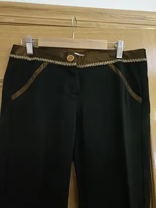 Pantalón negro con detalles dorados