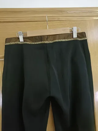 Pantalón negro con detalles dorados