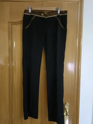 Pantalón negro con detalles dorados