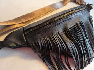 Bolso riñonera piel de color negro. Con flecos