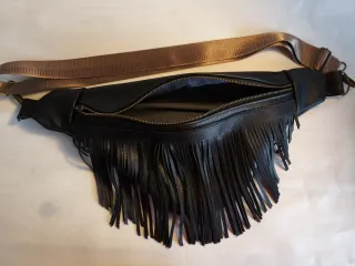Bolso riñonera piel de color negro. Con flecos