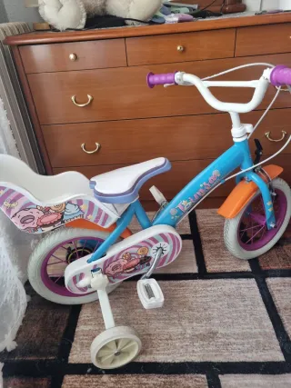 Bicicleta infantil con ruedines