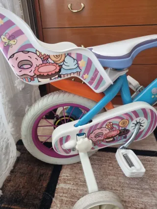 Bicicleta infantil con ruedines