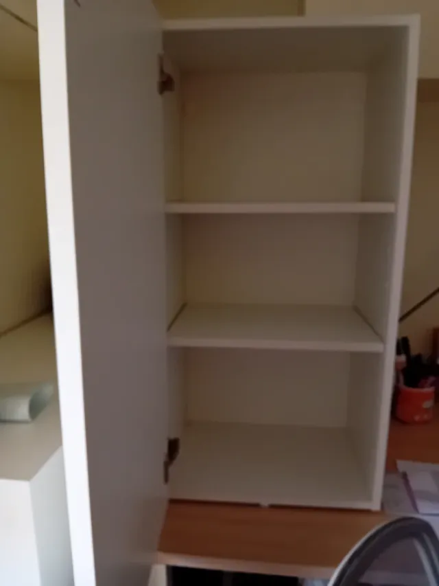 Estantería cerrada con baldas