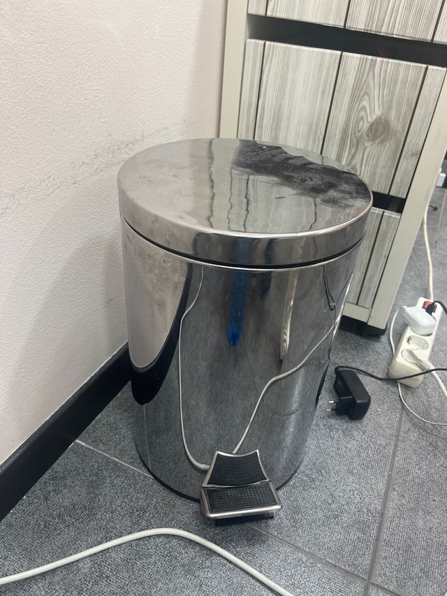 Papelera de metal plateada