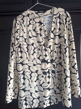 Blusa beige y negra estampada