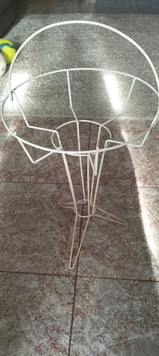 Cesta de metal blanca