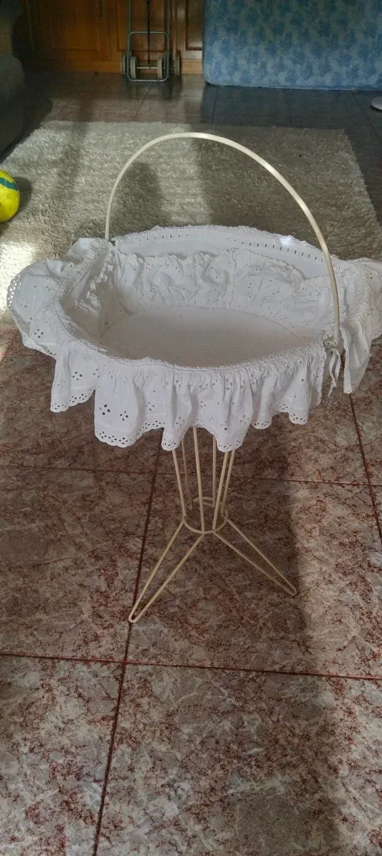 Cesta de metal blanca