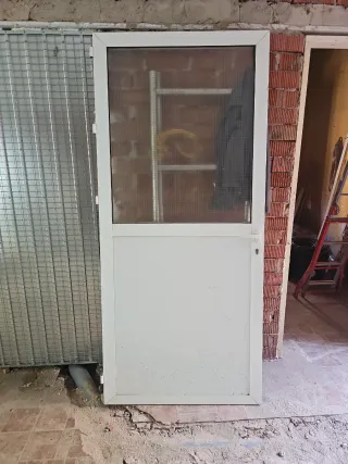 Puerta aluminio con reja y cristal