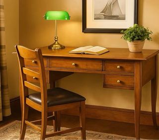 Scrivania in legno con piano in vetro