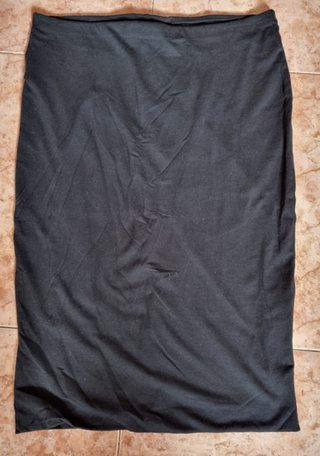 Falda elástica negra hasta la rodilla