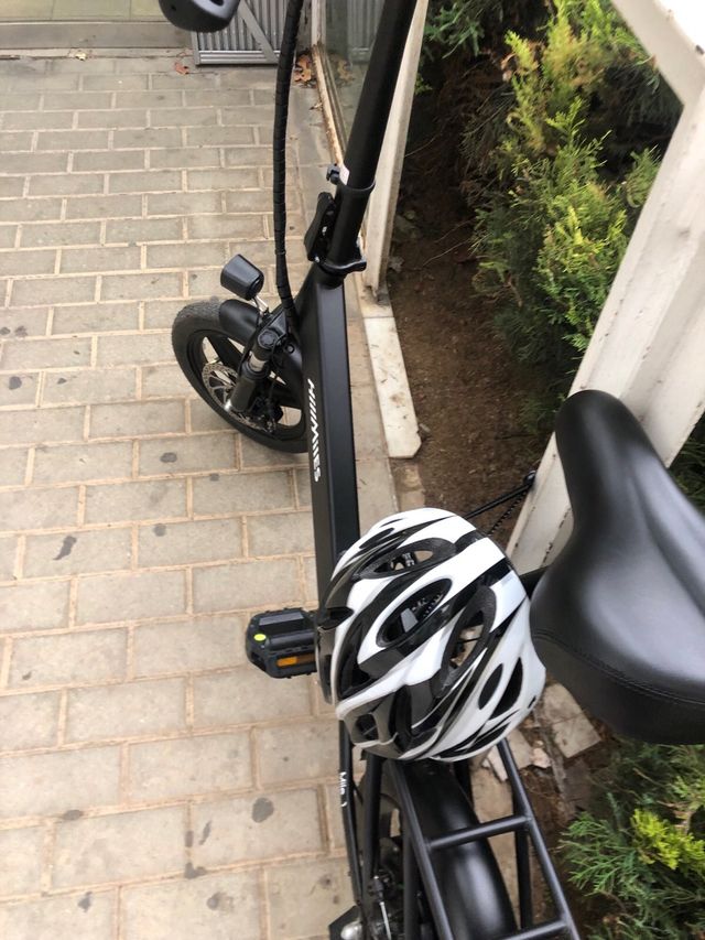 Bicicleta eléctrica negra