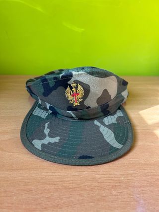 Gorra militar camuflaje con escudo