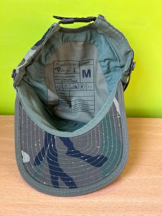 Gorra militar camuflaje con escudo