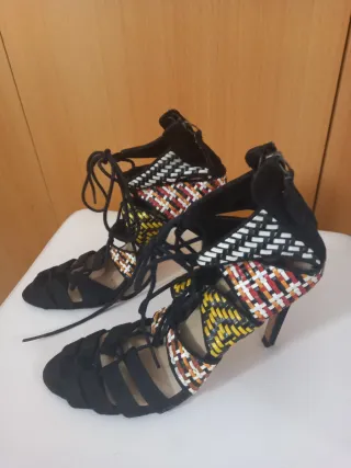 Sandalias de tacón con cordones y diseño tejido