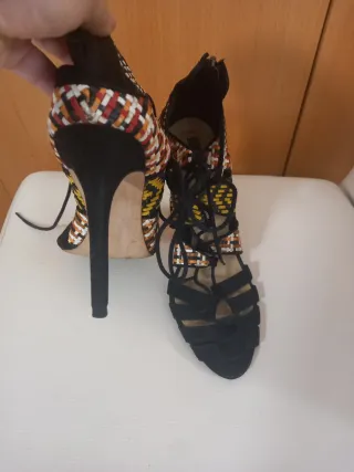 Sandalias de tacón con cordones y diseño tejido