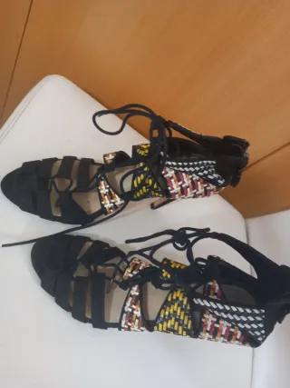 Sandalias de tacón con cordones y diseño tejido