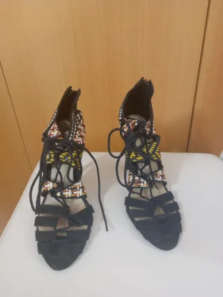 Sandalias de tacón con cordones y diseño tejido