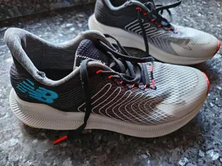 Zapatillas New Balance Negras y Grises