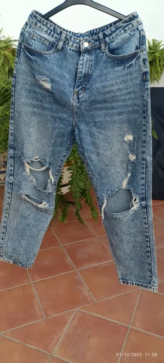 Pantalón vaquero mujer desgastado
