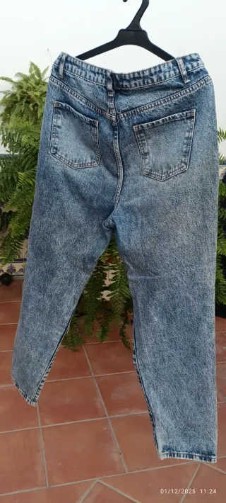 Pantalón vaquero mujer desgastado
