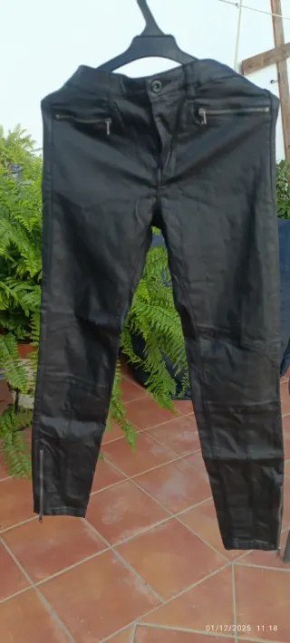 Pantalón efecto piel negro