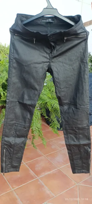 Pantalón efecto piel negro