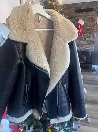 Abrigo Mango borreguito negro y beige