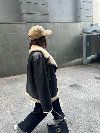 Abrigo Mango borreguito negro y beige